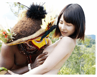 パプアニューギニアの原住民と野外でまさかの中出しされる色白美女